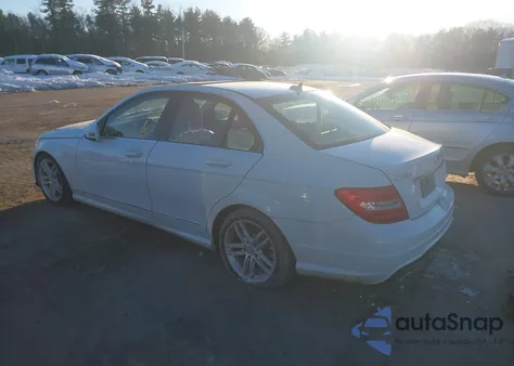 2012 Mercedes-Benz C 300 Sport 4Matic z USA, uszkodzony, nr VIN WDDGF8BB3CR199416